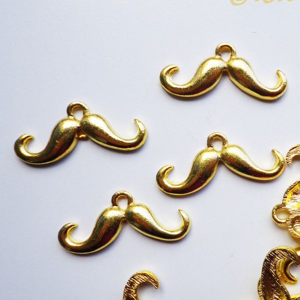 2 goldfarbene Moustache-Anhänger 28 x 12 mm