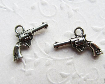 2 silberfarbene Pistolen, 2 x 1,4 cm