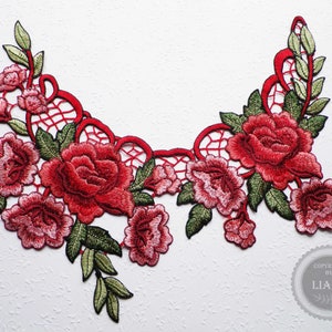Könnte beinhalten: Rote gestickte Blumenapplikation mit zartem Spitzenmuster. Die Applikation zeigt Rosen und Blätter.
