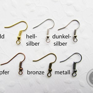 Könnte beinhalten: Sechs verschiedene Ohrhaken in verschiedenen Metalloberflächen: Gold, Silber, Dunkel-Silber, Kupfer, Bronze und Metall. Die Haken sind alle im gleichen Stil, mit einem federbelasteten Verschluss.