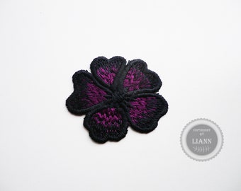 1 kl.  Applikation Stickerei Blüte, schwarz-lila