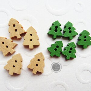 Könnte beinhalten: Sortiment aus Holz-Weihnachtsbaum-Knöpfen in Grün und Naturholz-Tönen. Die Knöpfe haben zwei Löcher und sind perfekt für Bastelprojekte.