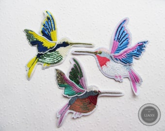 1 Applikation Stickerei Kolibri, bunt, Farbwahl, Pailletten, gespiegelt möglich, 18 x 18 cm