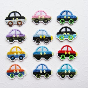Könnte beinhalten: Zwölf gestickte Bügelbilder mit verschiedenen farbigen Autos. Die Autos haben alle das gleiche Design, aber jedes hat ein anderes Farbschema. Die Patches sind perfekt, um Kleidung, Taschen oder anderen Stoffartikeln eine lustige und skurrile Note zu verleihen.