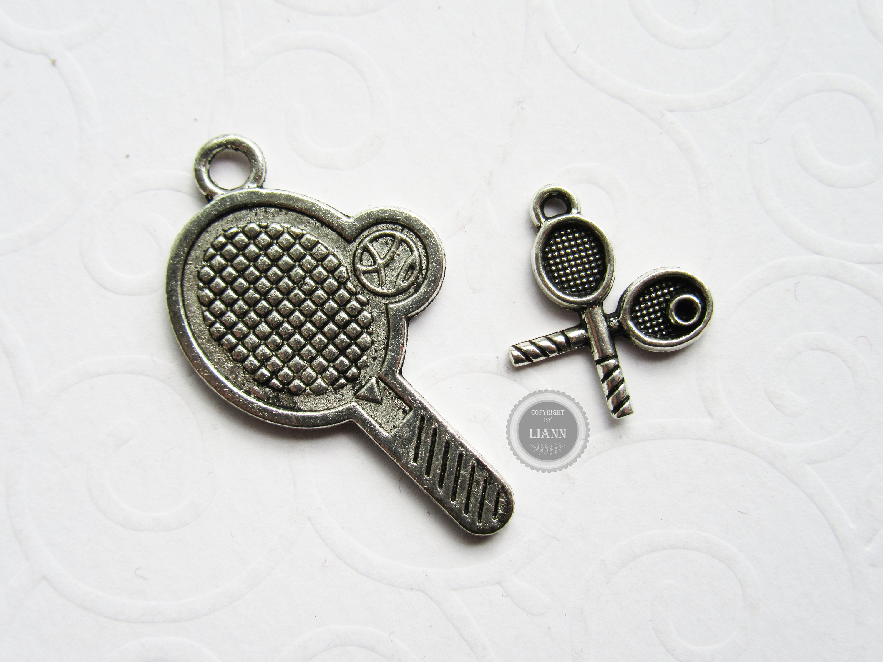 2 silberfarbene Tennisschläger 36 x 20 mm oder 4 Paare 14 x 16 mm