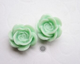 2 mittelgroße mintgrüne Rosen 19 x 18 mm