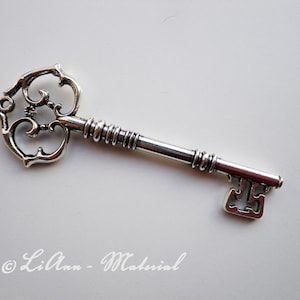 1 großer Schlüssel 82 x 31 mm, Farbwahl: silber, bronze oder kupferfarben Silber