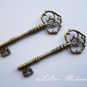 1 großer Schlüssel 82 x 31 mm, Farbwahl: silber, bronze oder kupferfarben Bronze