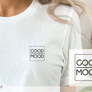 Könnte beinhalten: Weißes T-Shirt mit einem schwarzen quadratischen Grafik, auf dem "GOOD MOOD" steht.