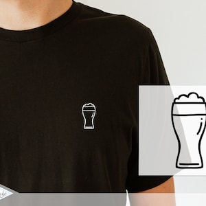 Könnte beinhalten: Ein schwarzes T-Shirt mit einer weißen Umrandung eines Bierglases mit Schaum obenauf.