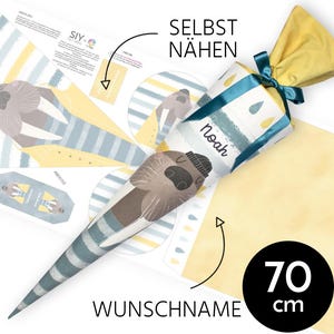 Könnte beinhalten: Ein DIY-Nähmuster für einen 70 cm hohen Schultüten mit einem blau-weiß gestreiften Design mit einem Comic-Walross. Das Muster enthält den Text "Noah" und "SELBST NÄHEN".