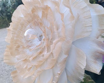 Flor colgante blanca y dorada