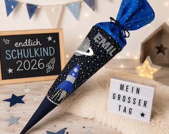 Cône d'école en tissu personnalisé pour un garçon avec son nom – cône de bonbons sur le thème de l'espace avec une fusée pour la rentrée scolaire, utilisable également comme oreiller.