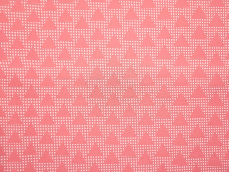 Baumwollstoff aus der Serie Emilie von Hilco. Lachsfarben mit Dreiecken. Bild 4