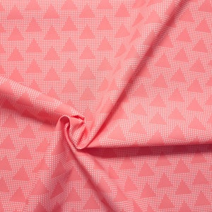 Baumwollstoff aus der Serie Emilie von Hilco. Lachsfarben mit Dreiecken. Bild 2