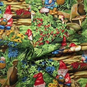 Baumwollstoff Very Berry Gnomes von Michael Miller – Gartenzwerge, Beeren, Pilze und Waldmotive in Grün Rot Blau, Patchworkstoff