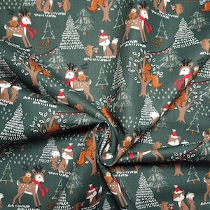 Könnte beinhalten: Dunkelgrüner Stoff mit einem sich wiederholenden Muster aus Waldtieren und Weihnachtsbäumen. Das Design umfasst Rehe mit roten Schals, Füchse mit Weihnachtsmützen, Eichhörnchen und Eulen. Die Bäume sind weiß.