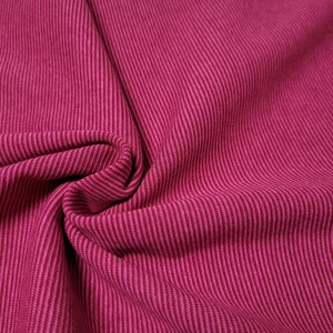 Peut inclure: Gros plan sur un tissu c&ocirc;tel&eacute; rose avec une texture subtile. Le tissu est pli&eacute; et drap&eacute;, mettant en valeur sa douceur et sa flexibilit&eacute;.