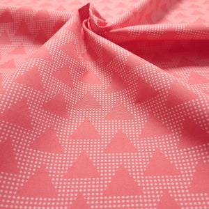 Baumwollstoff aus der Serie Emilie von Hilco. Lachsfarben mit Dreiecken. Bild 1
