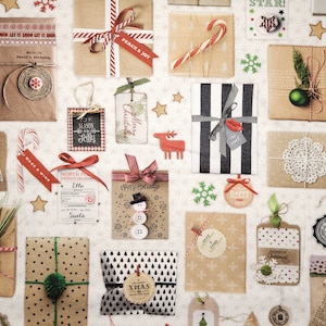 Könnte beinhalten: Eine Auswahl an verpackten Weihnachtsgeschenken mit verschiedenen dekorativen Elementen. Die Geschenke sind in braunes Papier, gemustertes Papier und gestreiftes Papier verpackt und mit Bändern, Anhängern und festlichen Verzierungen wie Zuckerstangen, Schneeflocken und einem Schneemann verziert.