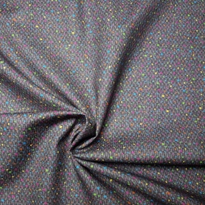 Könnte beinhalten: Nahaufnahme eines dunkelgrauen Stoffes mit sich wiederholendem Muster und bunten Tupfen in Blau, Grün, Orange und Lila. Der Stoff ist gefaltet und zeigt Textur und Tiefe, geeignet für Kleidung oder Heimdekoration.