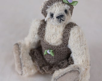 Handmade miniature teddy bear Dorothea from the Urbi Bears