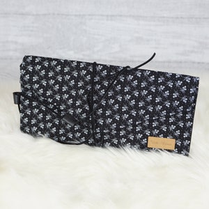 Emballage pour bons d'achat et cadeaux en argent en tissu, noir avec fleurs, anniversaire, deuil