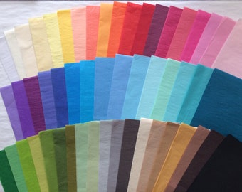 Könnte beinhalten: Eine Sammlung von 36 Seidenpapierbögen in verschiedenen Farben, darunter Weiß, Gelb, Orange, Rot, Rosa, Lila, Blau, Grün, Braun und Schwarz.