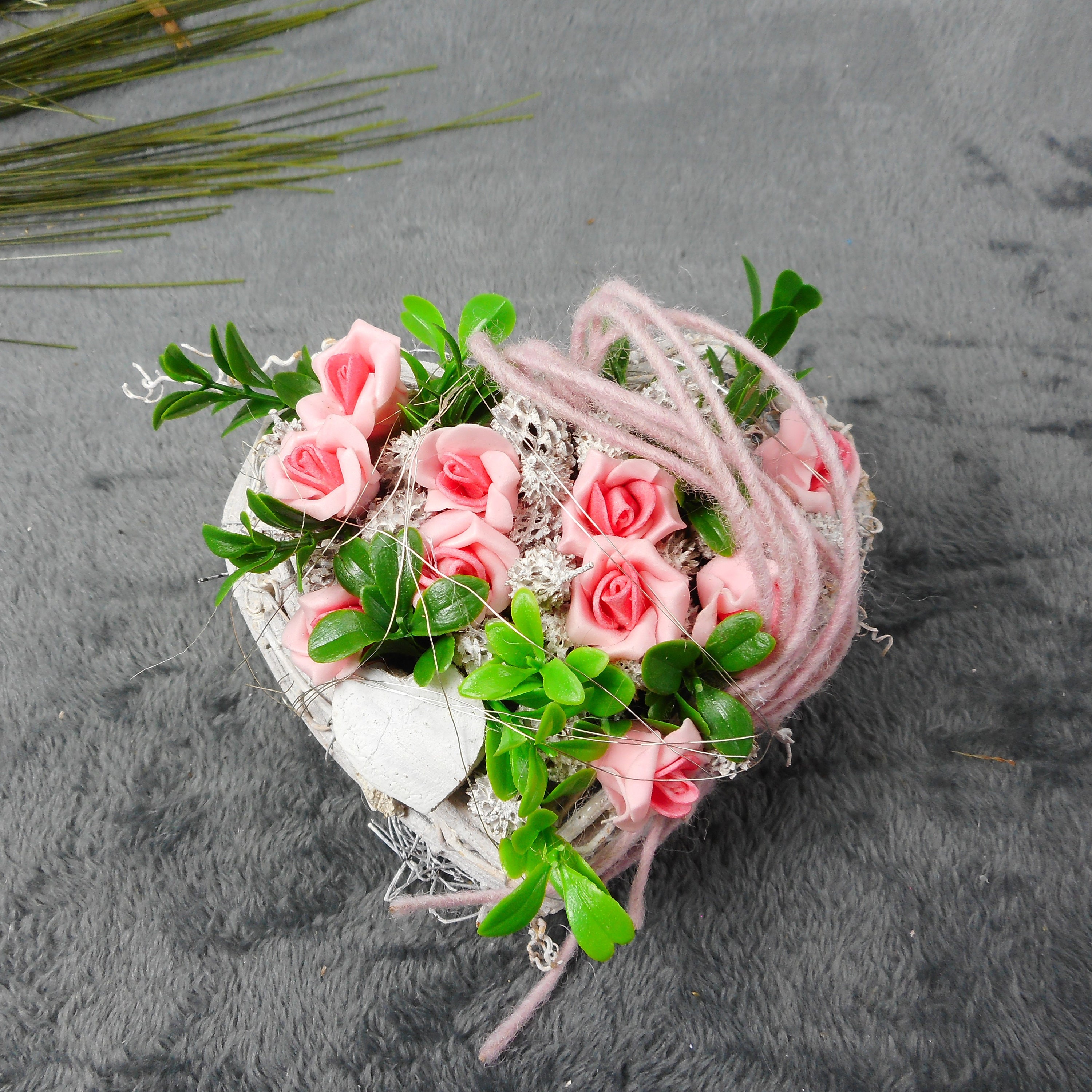 Grabgesteck, Herz klein, Deko für Urnengrab, Grabschmuck, Friedhofsgesteck, Trauer Gesteck, Friedhofsschale, Herz, Rosen, Kirchhof Gesteck