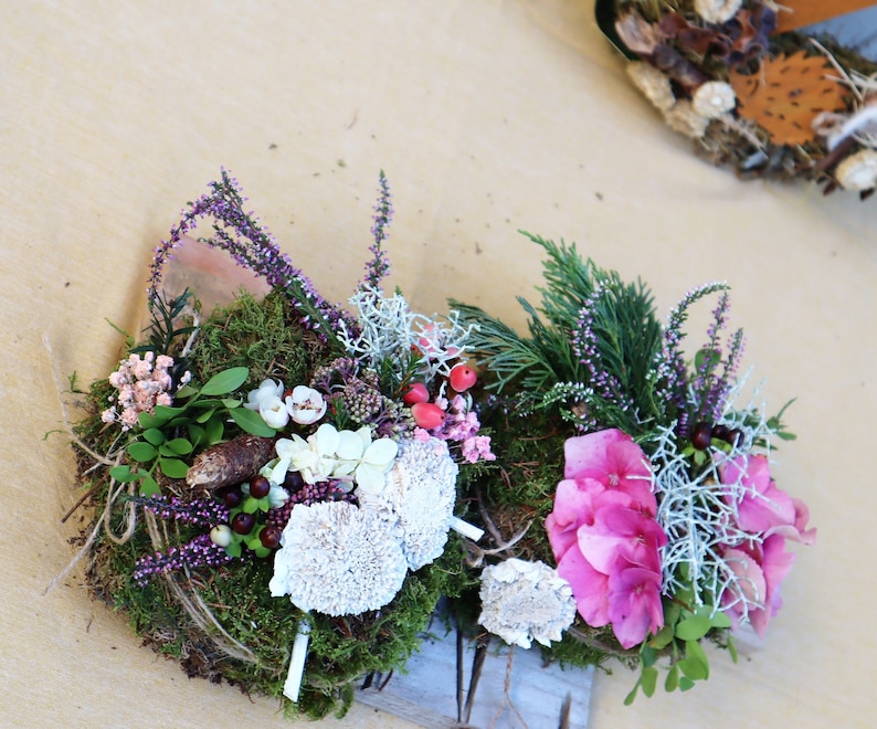 Moostorte frisch mit Blüten Grün und Beeren dekoriert immagine 4