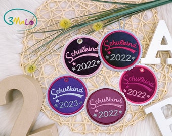 Schulkind 2024 *Wunschfarbe* Button Anhänger Stickapplikation