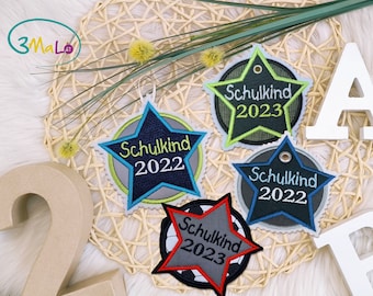 Schulkind 2024 *Wunschfarbe* Button Anhänger Stickapplikation