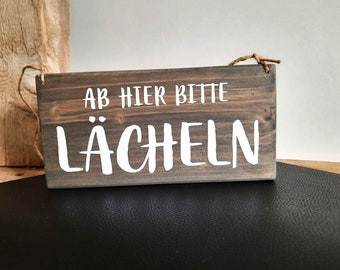 Ab hier bitte lächeln - Holzschild Schild Türschild  Dekoschild Holz Deko Dekoration - rustikal modern Landhaus