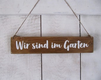 Schild  Wir sind im Garten - Schild Garten Gartenschild Holzschild Türschild Dekoschild Holz Deko Dekoration