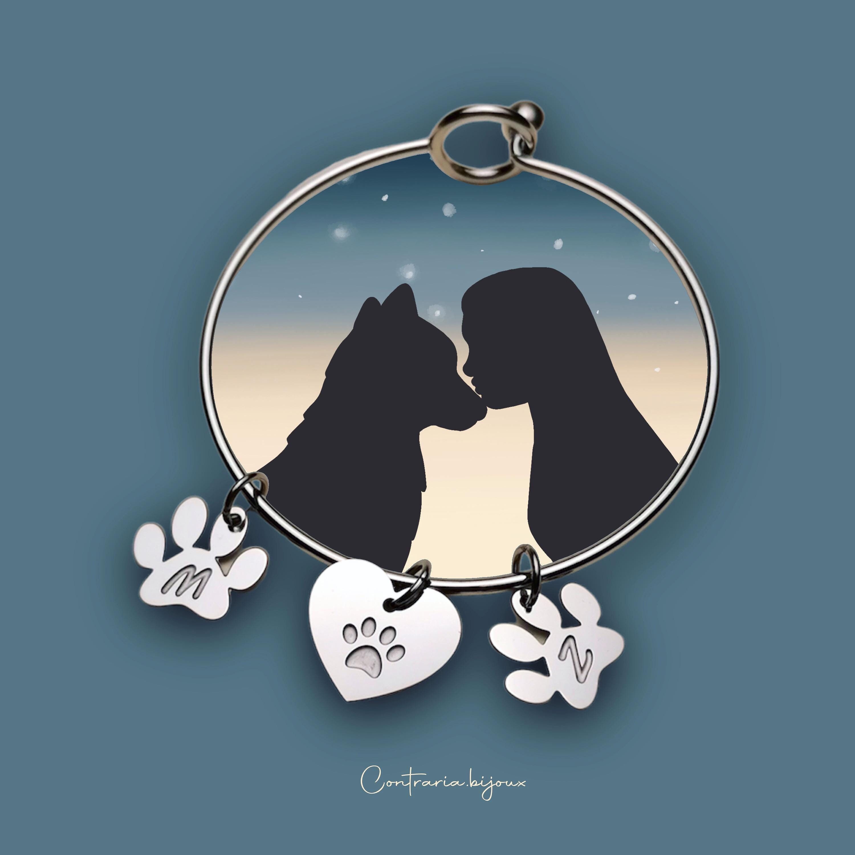 Rigid bracelet with paw pendant with engraved initial