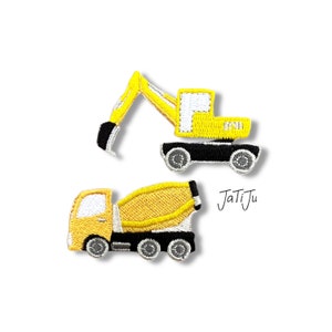 Könnte beinhalten: Gestickte Aufnäher mit einem gelben Bagger und einem Betonmischwagen. Der Bagger hat einen schwarzen Arm und Räder. Der Betonmischer hat eine gelbe Trommel und ein schwarzes Fahrgestell. Die Aufnäher sind auf weißem Hintergrund.