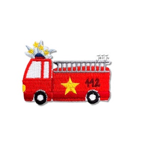 Könnte beinhalten: Gestickter Aufnäher eines roten Feuerwehrautos mit gelbem Stern und der Nummer 112. Das Feuerwehrauto hat eine Leiter und ein dekoratives Element auf dem Dach. Die Räder sind schwarz.