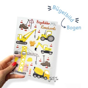 Könnte beinhalten: Ein rechteckiger Bogen mit Bügelbildern, der verschiedene gelbe Baufahrzeuge wie einen Kran, einen Bagger und einen Betonmischer zeigt, ergänzt durch Pylonen, Erdhaufen, einen Schutzhelm, Handschuhe sowie den Schriftzug Bügelbilder Roadworks.