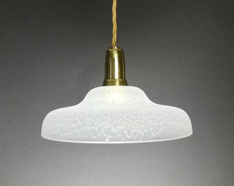 Französische Hängelampe mit Stoffkabel aus den 1970er Jahren Pendant lamp Designinspiration Wohnzimmerlampe