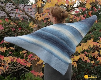 Triangular scarf with color gradient, hand-knitted, blue/white