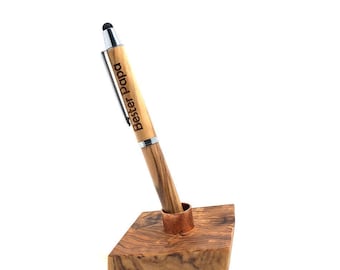 Stifthalter KURT mit Gravur auf Kugelschreiber HENRI aus Olivenholz