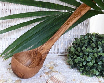 Schöpfkelle mit Gravur für Küche oder Sauna aus Olivenholz, 30 cm