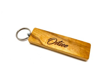 Key ring with individual engraving made of olive wood with a metal ring