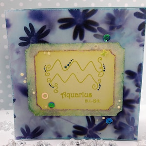 Carte de vœux Signe du zodiaque « Aquarius » avec des fleurs