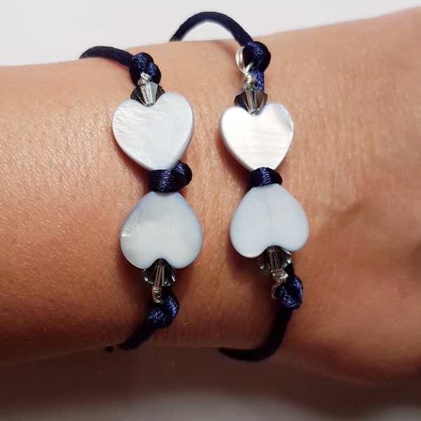 Bracciale con Swarovski ®, madreperla e argento. Regolabile con cordoncino di seta blu. Bracciale amicizia amore