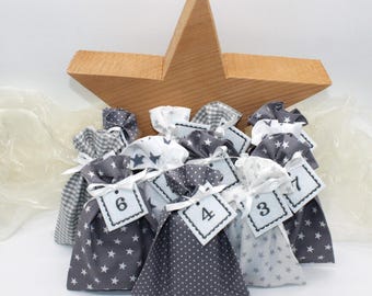 Adventskalender / Säckchen zum Befüllen / Stoffsäckchen mit Zahlen grau weiß