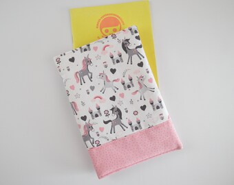Couverture U-booklet licornes sur fond crème avec rose