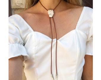 Bolo Tie White Howlite Stone Trenzado Vegano Cuero Sintético Plata Collar hecho a mano Ajustable Negro Gris Marrón Boho Boho Joyería Occidental