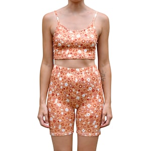 Two Piece Co-Ord Crop Top Cami High Waisted Biker Shorts Yoga Athleisure Loungewear Women&#39;s Matching Set - 6&quot; Inseam - Gold Floral