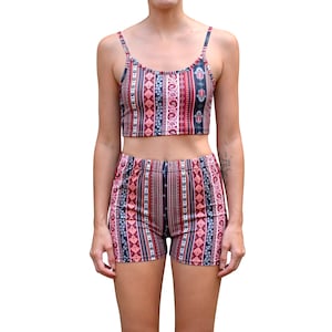 Completo coordinato da donna con top corto, canotta, pantaloncini da ciclista a vita alta, abbigliamento sportivo per lo yoga e il tempo libero - Cucitura interna 5 cm - Stampa Hamsa Marsala